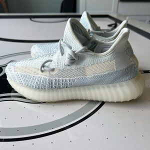 Yeezy 350 V2 cloud-white non reflective